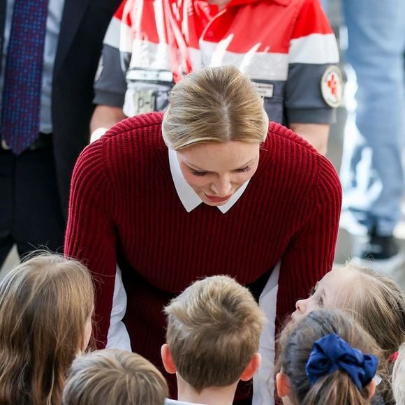 La princesse Charlène de Monaco au Grimaldi Forum, accompagnée du champion monégasque de descente en apnée, Pierre Frolla, et la nouvelle directrice de sa Fondation Mme Anne Boggio, pour accueillir tous les élèves de Cours Préparatoire (CP) de Monaco (316 enfants) pour une matinée de sensibilisation à la prévention de la noyade à Monaco, le 28 novembre 2025. Claudia Albuquerque/Bestimage