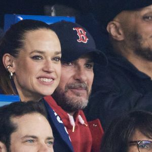 Michaël Youn et Constance Gay - Célébrités assistent au 1/8e de finale aller de la Ligue des champions 2024-25 entre le PSG contre Liverpool (0-1) au Parc des Princes à Paris le 5 mars 2025. © Cyril Moreau/Bestimage