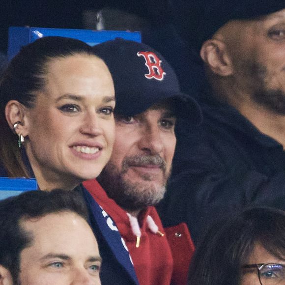 Michaël Youn et Constance Gay - Célébrités assistent au 1/8e de finale aller de la Ligue des champions 2024-25 entre le PSG contre Liverpool (0-1) au Parc des Princes à Paris le 5 mars 2025. © Cyril Moreau/Bestimage