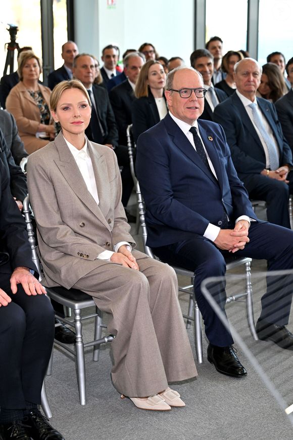 Le prince Albert II de Monaco et la princesse Charlene ont visité en compagnie de M. Thomas Bataglione, l'administrateur et directeur général de la SMEG, le nouveau siège social de la société, installé dans le quartier de Fontvieille à Monaco, le 15 octobre 2025. © Bruno Bebert / Bestimage
