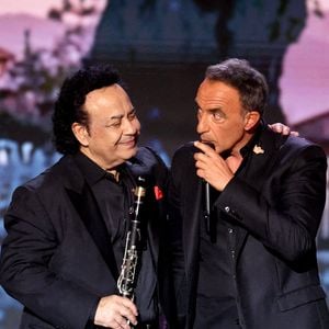 "Je nage tous les matins vingt ou trente minutes après avoir déposé les gamins à l’école. Même si je finis à deux heures du matin. Je ne mange pas n’importe quoi, je ne picole pas", a-t-il confié au Parisien.
Nikos Aliagas à Paris le 10 Décembre 2025