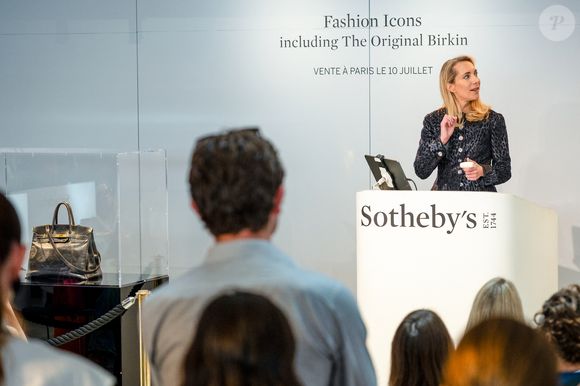 La commissaire-priseur Aurélie Vandevoorde - Le tout premier sac Hermès Birkin, conçu pour Jane Birkin en 1985, a été vendu aux enchères pour 8,58 millions d'euros chez Sotheby's Paris, lors de la vente aux enchères "Fashion Icons" à Paris, France, le 10 juillet 2025. © Jonathan Jacob/Bestimage