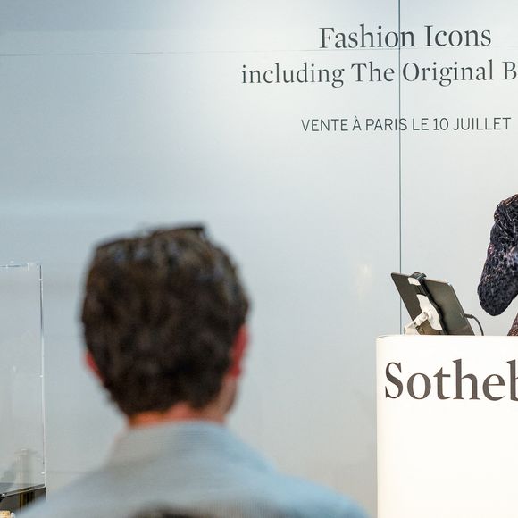 La commissaire-priseur Aurélie Vandevoorde - Le tout premier sac Hermès Birkin, conçu pour Jane Birkin en 1985, a été vendu aux enchères pour 8,58 millions d'euros chez Sotheby's Paris, lors de la vente aux enchères "Fashion Icons" à Paris, France, le 10 juillet 2025. © Jonathan Jacob/Bestimage