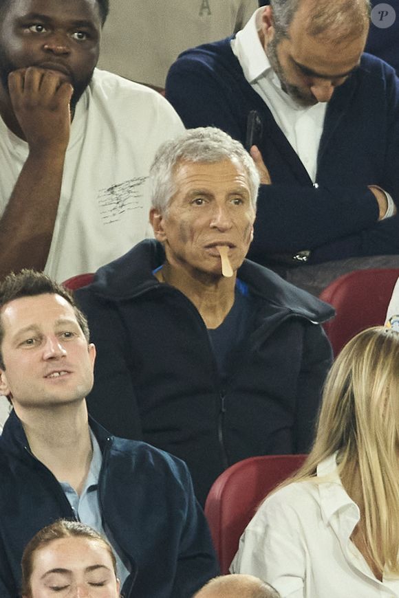 Il officie également à la tête d'une émission quotidienne sur France Inter

Nagui - Célébrités dans les tribunes du match du groupe D de l'Euro 2024 entre l'équipe de France face à l'Autriche (1-0) à Dusseldorf en Allemagne le 17 juin 2024. © Cyril Moreau/Bestimage