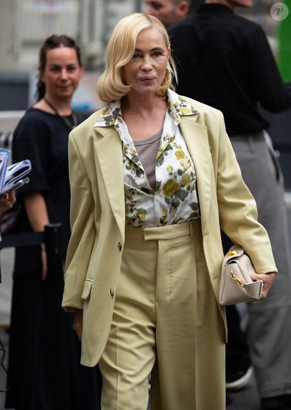 Emmanuelle Béart - Les célébrités au défilé AMI "Collection Homme Prêt-à-Porter Printemps/Eté 2026" lors de la Fashion Week de Paris, le 25 juin 2025

© Thibault Duboucher / Bestimage