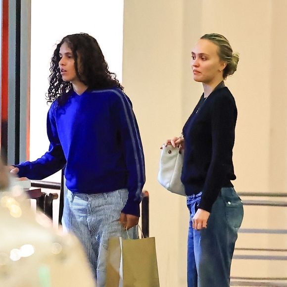 Depuis le début de leur relation en 2023, elles ont toujours choisi de préserver un certain jardin secret.

EXCLUSIF Beverly Hills, Californie   Lily-Rose Depp et sa petite amie, 070 Shake, ont été aperçues en train de s'embrasser à la sortie d'un dîner romantique au restaurant E Baldi à Beverly Hills.