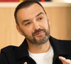 Très attaché à sa famille et à la transmission, Cyril Lignac veut contaminer son fils Léo, 3 ans, fruit de sa relation avec sa compagne Debora, du virus de la cuisine.

Cyril Lignac dans l'émission AURA d'Audrey Crespo-Mara publiée sur YouTube