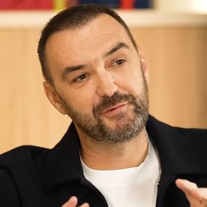 Très attaché à sa famille et à la transmission, Cyril Lignac veut contaminer son fils Léo, 3 ans, fruit de sa relation avec sa compagne Debora, du virus de la cuisine.

Cyril Lignac dans l'émission AURA d'Audrey Crespo-Mara publiée sur YouTube