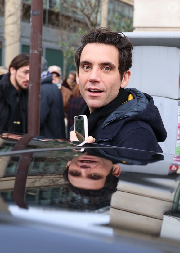 Exclusif - Le chanteur Mika à la sortie des studios de RTL à Paris, France, le 11 décembre 2023. Agence / Bestimage