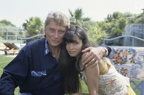 Elle s’est fait connaître à 19 ans en épousant Johnny Hallyday, avec qui elle est restée mariée jusqu’en 1995.

En France, à Ramatuelle, Johnny Hallyday et Adeline Blondieau dans sa propriété La Lorada, le 27 juin 1994.

© Michel Croizard via Bestimage