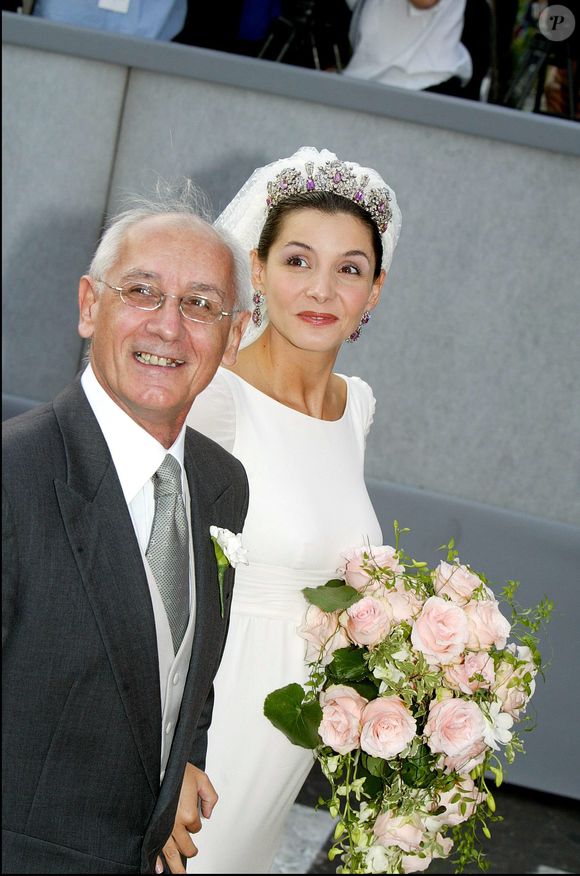 Clotilde Courau et son père - Mariage du prince Emmanuel-Philibert de Savoie et de Clotilde Courau à la basilique Sainte-Marie-des-Anges à Rome le 25 septembre 2003 © AGENCE / BESTIMAGE