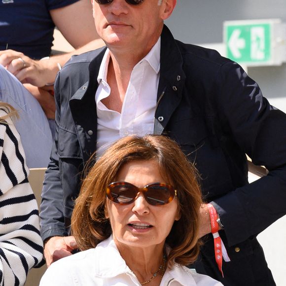 Diplômée de l’École de journalisme de Lille, elle a fait ses premières armes comme reporter sur le terrain, avant de devenir par la suite cheffe de rubrique du service culture de "TF1".

Gilles Bouleau et son épouse Elisabeth Tran-Bouleau dans les tribunes lors des Internationaux de France de tennis à Roland Garros le 28 mai 2022 à Paris, France. Photo by Laurent Zabulon/ABACAPRESS.COM
