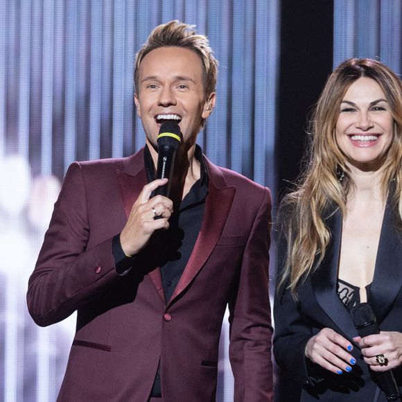 Exclusif - Le maitre de cérémonie Cyril Féraud et la maitresse de cérémonie Helena Noguerra posent pendant les répétitions de la 41ème cérémonie des Victoires de la musique à la Seine musicale de Boulogne-Billancourt, France, le 11 février 2026. © Cyril Moreau/Bestimage