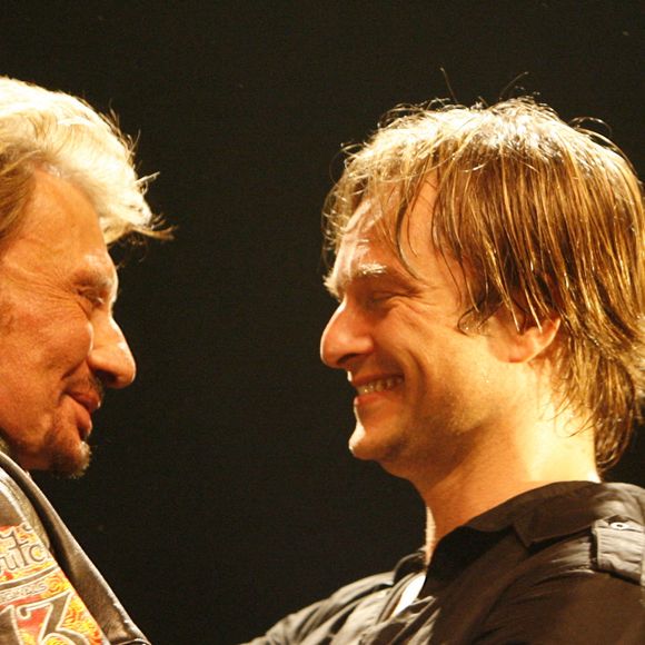 David Hallyday et son père Johnny Hallyday sur la scène de la Cigale à Paris le 17 mars 2008. © Photo par Marco Vitchi/ABACAPRESS.COM