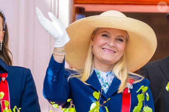 Lors des célébrations de la Fête nationale norvégienne, le 17 mai 2025, la princesse héritière Mette-Marit et la princesse Ingrid Alexandra salueront le public depuis le balcon du Palais royal d'Oslo. Cet événement marque un moment important des festivités annuelles du pays. © Backgrid USA / Bestimage