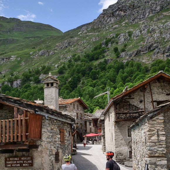 Bonneval sur Arc (73) : Cyclotouristes, l'un en Gravel et l'autre en VTT electrique arrivant au village au pied du col de l'Iseran, lors d'une randonnee cycliste en ete en Haute Maurienne - Photo by Belkaious/ANDBZ/ABACAPRESS.COM