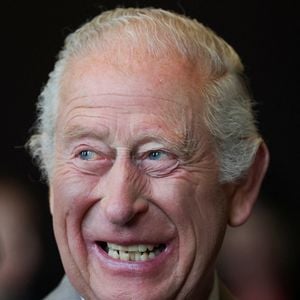 Le roi Charles III était profondément amusé par ces anecdotes.

Le roi Charles III devant le Bradford Live à Bradford, dans le West Yorkshire, où la reine Camilla et lui-même ont rencontré des artistes et des créateurs impliqués dans Bradford 2025 pour célébrer l'année où la région a été désignée ville de la culture du Royaume-Uni. © PA Photos/ABACA