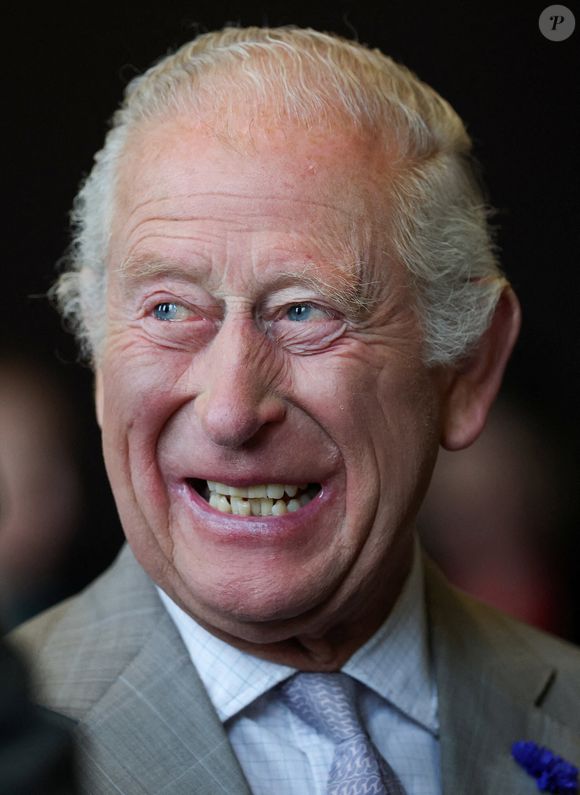 Le roi Charles III était profondément amusé par ces anecdotes.

Le roi Charles III devant le Bradford Live à Bradford, dans le West Yorkshire, où la reine Camilla et lui-même ont rencontré des artistes et des créateurs impliqués dans Bradford 2025 pour célébrer l'année où la région a été désignée ville de la culture du Royaume-Uni. © PA Photos/ABACA