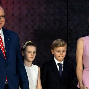 Les internautes ont pu découvrir que les jumeaux sont très complices.

 Le prince Albert II de Monaco, la princesse Charlene et leurs enfants, le prince héréditaire Jacques et la princesse Gabriella - Célébration des 20 ans de règne du prince souverain Albert II de Monaco sur la place du Palais à Monaco, le 19 juillet 2025. © Bruno Bebert/Bestimage