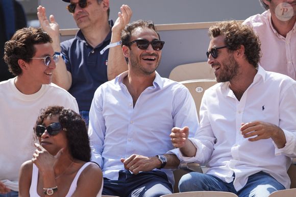 Les internautes se sont réjouit en masse pour le couple et n'ont pas manqué de transmettre leurs félicitations. 

Louis Kretz,Valentin Kretz et Martin Kretz dans les tribunes des Internationaux de France de tennis de Roland Garros 2024 à Paris, France, le 4 juin 2024. © Jacovides-Moreau/Bestimage