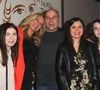 Actuellement en congés, Vincent Moscato est allé donner un petit coup de main à sa fille Alba du côté de Saint-Barth

Exclusif - Krystel Moscato avec son mari Vincent Moscato et ses filles Alba, Léa et sa nièce Mélissa, lors de la représentation exceptionnelle du spectacle de Vincent Moscato "Complètement Jojo" au théâtre du Gymnase. Paris, le 10 avril 2019.
© Guirec Coadic/Bestimage