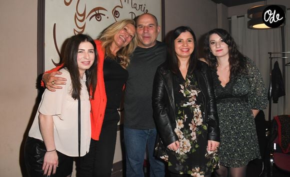 Actuellement en congés, Vincent Moscato est allé donner un petit coup de main à sa fille Alba du côté de Saint-Barth

Exclusif - Krystel Moscato avec son mari Vincent Moscato et ses filles Alba, Léa et sa nièce Mélissa, lors de la représentation exceptionnelle du spectacle de Vincent Moscato "Complètement Jojo" au théâtre du Gymnase. Paris, le 10 avril 2019.
© Guirec Coadic/Bestimage