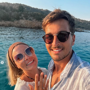 Elle s'est fiancée à son compagnon de longue date, Rémi.

Mathilde, la soeur de Caroline Receveur, sur Instagram.