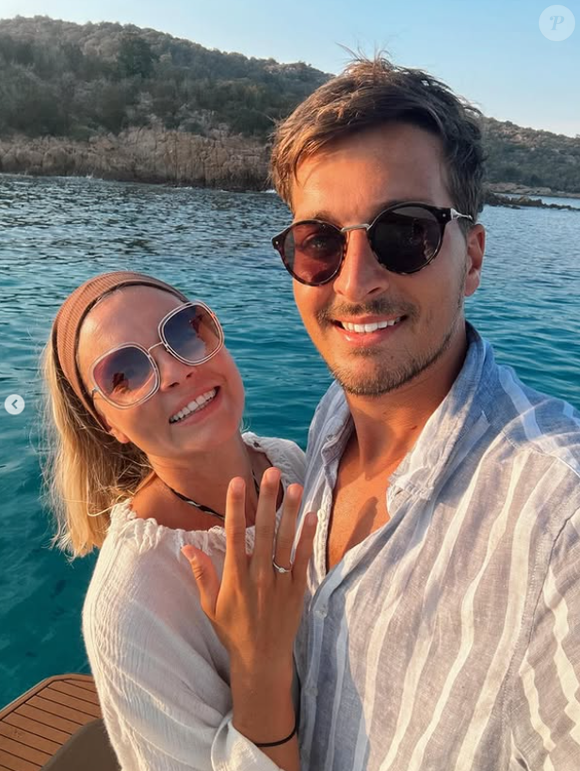 Elle s'est fiancée à son compagnon de longue date, Rémi.

Mathilde, la soeur de Caroline Receveur, sur Instagram.
