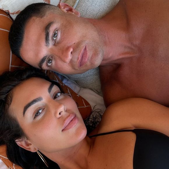 La cérémonie aurait eu lieu à 13h30, directement dans la résidence du couple à Cascais, exactement un an après leurs fiançailles.

Cristiano Ronaldo et Georgina sur Instagram Mars 2026