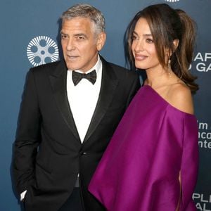 Le 27 avril 2026, New York, New York, USA : L'acteur GEORGE CLOONEY et son épouse AMAL CLOONEY, avocate libano-britannique spécialisée dans les droits de l'homme, portant une robe Balenciaga, lors du 51ème gala annuel des Chaplin Awards en l'honneur de George Clooney, arrivant sur le tapis rouge au Alice Tully Hall au Lincoln Center. (Crédit photo : © Nancy Kaszerman/ZUMA Press Wire / Bestimage)