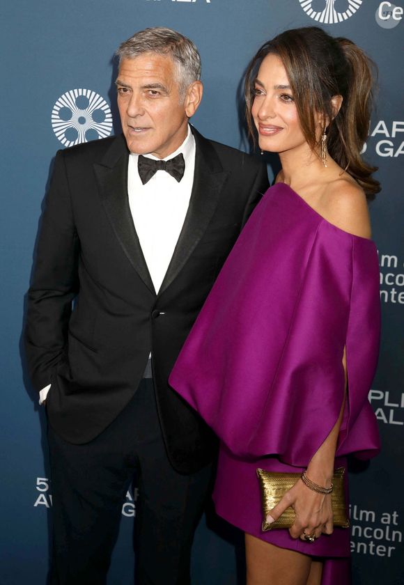 Le 27 avril 2026, New York, New York, USA : L'acteur GEORGE CLOONEY et son épouse AMAL CLOONEY, avocate libano-britannique spécialisée dans les droits de l'homme, portant une robe Balenciaga, lors du 51ème gala annuel des Chaplin Awards en l'honneur de George Clooney, arrivant sur le tapis rouge au Alice Tully Hall au Lincoln Center. (Crédit photo : © Nancy Kaszerman/ZUMA Press Wire / Bestimage)
