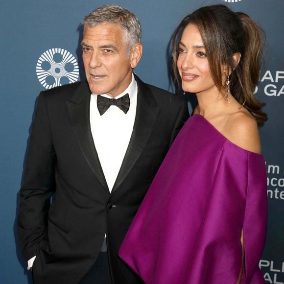 Le 27 avril 2026, New York, New York, USA : L'acteur GEORGE CLOONEY et son épouse AMAL CLOONEY, avocate libano-britannique spécialisée dans les droits de l'homme, portant une robe Balenciaga, lors du 51ème gala annuel des Chaplin Awards en l'honneur de George Clooney, arrivant sur le tapis rouge au Alice Tully Hall au Lincoln Center. (Crédit photo : © Nancy Kaszerman/ZUMA Press Wire / Bestimage)