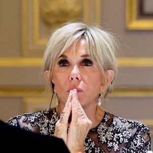 Brigitte Macron lors du dîner d’État en l’honneur du président brésilien et de sa femme au palais présidentiel de l’Élysée à Paris, France, le 5 juin 2025. 

© Dominique Jacovides / Bestimage