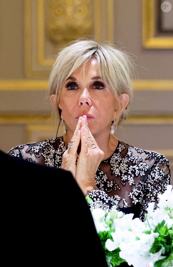 Brigitte Macron lors du dîner d’État en l’honneur du président brésilien et de sa femme au palais présidentiel de l’Élysée à Paris, France, le 5 juin 2025. 

© Dominique Jacovides / Bestimage