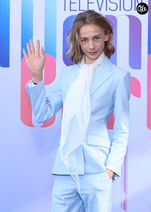 Pour l'occasion, il avait misé sur un costume bleu pastel parfaitement taillé, associé à une longue écharpe blanche nouée autour du cou.


Billy Blanchard (fils de Julie Depardieu et Philippe Katerine) - Séance photo pour le film « Les derniers jours de Charles Baudelaire » au Grimaldi Forum lors de la 65e édition du Festival TV de Monte-Carlo, le 13 juin 2026

 © Denis Guignebourg /Bestimage