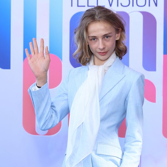 Pour l'occasion, il avait misé sur un costume bleu pastel parfaitement taillé, associé à une longue écharpe blanche nouée autour du cou.


Billy Blanchard (fils de Julie Depardieu et Philippe Katerine) - Séance photo pour le film « Les derniers jours de Charles Baudelaire » au Grimaldi Forum lors de la 65e édition du Festival TV de Monte-Carlo, le 13 juin 2026

 © Denis Guignebourg /Bestimage