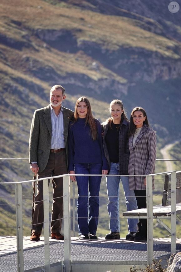 Le roi Felipe VI et la reine Letizia d’Espagne, La princesse Leonor, L'infante Sofia d'Espagne - La famille royale d'Espagne visite Sotres, lauréate du prix Ville Exemplaire des Asturies 2024, le 26 octobre 2024.