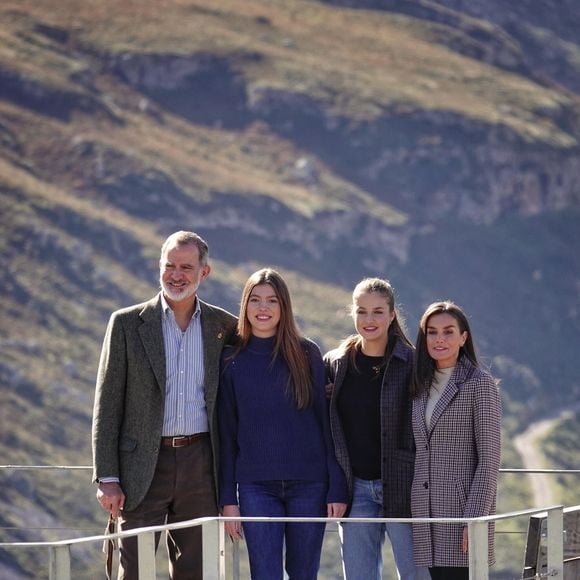 Le roi Felipe VI et la reine Letizia d’Espagne, La princesse Leonor, L'infante Sofia d'Espagne - La famille royale d'Espagne visite Sotres, lauréate du prix Ville Exemplaire des Asturies 2024, le 26 octobre 2024.