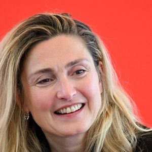 "Je sais bien que l’avenir des jeunes femmes est encore miné de pièges tendus par la domination qui n’en a pas fini de se reconstruire, de se reconfigurer et de nous fragiliser. […] Tant qu’une seule femme ne sera pas libre, sache-le, aucune d’entre nous ne le sera en réalité."

Julie Gayet rencontre, dédicace de son livre "Ensemble on est plus fortes" et dans le cadre du partenariat avec le festival Soeurs Jumelles, à la Fnac Cannes, France, le 19 mai 2026. © Lionel Urman/Bestimage