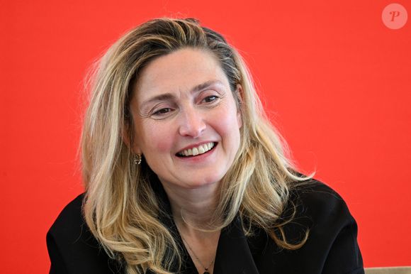 "Je sais bien que l’avenir des jeunes femmes est encore miné de pièges tendus par la domination qui n’en a pas fini de se reconstruire, de se reconfigurer et de nous fragiliser. […] Tant qu’une seule femme ne sera pas libre, sache-le, aucune d’entre nous ne le sera en réalité."

Julie Gayet rencontre, dédicace de son livre "Ensemble on est plus fortes" et dans le cadre du partenariat avec le festival Soeurs Jumelles, à la Fnac Cannes, France, le 19 mai 2026. © Lionel Urman/Bestimage