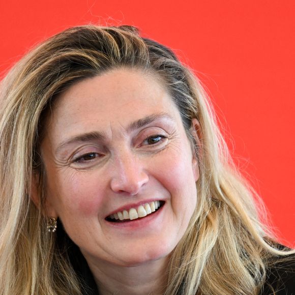 "Je sais bien que l’avenir des jeunes femmes est encore miné de pièges tendus par la domination qui n’en a pas fini de se reconstruire, de se reconfigurer et de nous fragiliser. […] Tant qu’une seule femme ne sera pas libre, sache-le, aucune d’entre nous ne le sera en réalité."

Julie Gayet rencontre, dédicace de son livre "Ensemble on est plus fortes" et dans le cadre du partenariat avec le festival Soeurs Jumelles, à la Fnac Cannes, France, le 19 mai 2026. © Lionel Urman/Bestimage