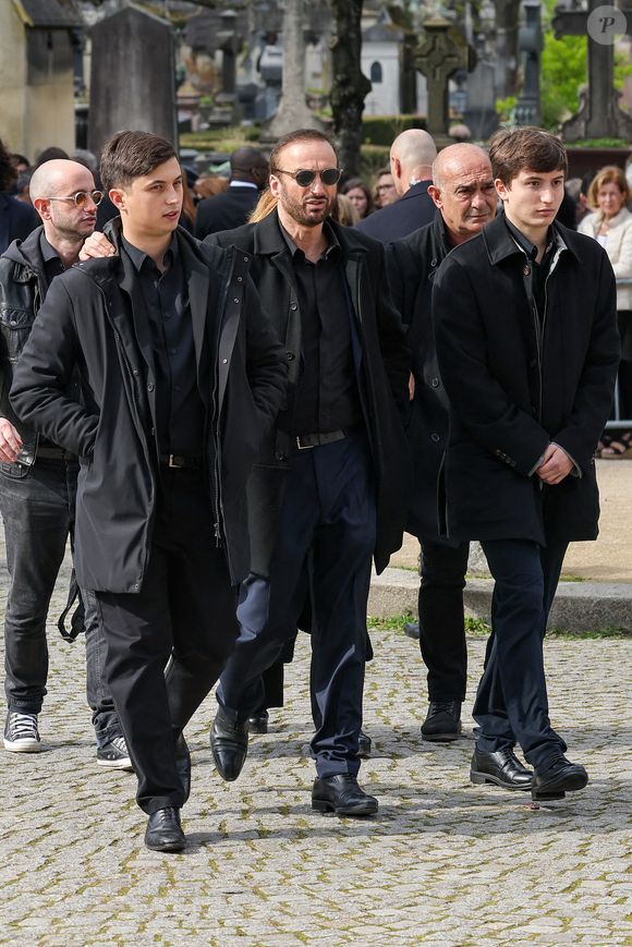Son mari, l'acteur Michel Ferracci, est arrivé avec ses deux fils Enzo et Maël

Le veuf Michel Ferracci et ses fils, Enzo et Maël aux arrivées des obsèques d'Emilie Dequenne au cimetière Père Lachaise à Paris, France, le 26 mars 2025. © Cyril Moreau/Bestimage