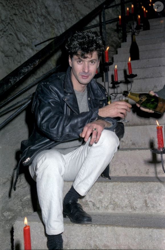 Reims 51) : Caves Ruinart. Etienne Daho assis sur les escaliers se faisant servir un verre de champagne en 1986. - Photo by Jolyot M/ANDBZ/ABACAPRESS.COM - Art Culture Spectacle ; Chanteur ; Chanteurs ; Musique ; Portrait ; Portraits ; Prise de vue ; Prises de vues