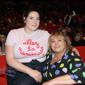 Charlotte Gaccio, fille de Michèle Bernier, partage avec elle une grande complicité.

Exclusif - Michèle Bernier et sa fille Charlotte Gaccio - Personnalités au spectacle de Chantal Goya "50 ans d'amour" au palais des Congrès à Paris.

© Philippe Baldini / Bestimage
