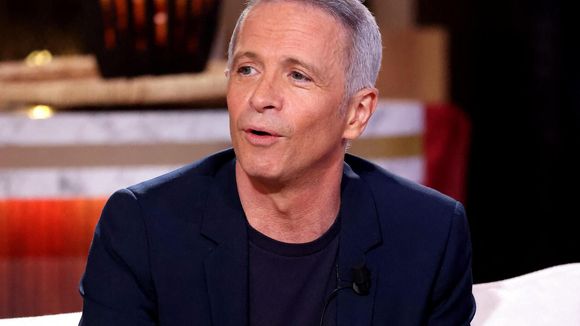 Samuel Étienne filmé dans le plus simple appareil en plein live, il raconte ce qu’il s’est passé