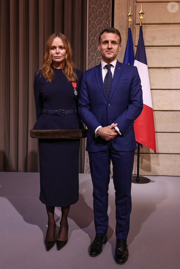 Stella McCartney, Emmanuel Macron - La créatrice S.McCartney est faite Chevalier de la Légion d'honneur par le président français E.Macron au palais de l'Elysée à Paris, le 5 mars 2026, lors de la Fashion Week à Paris. Cette distinction salue son parcours ainsi que son engagement dans l'univers de la création et de la mode.

BFA.com / Backgrid USA / Bestimage