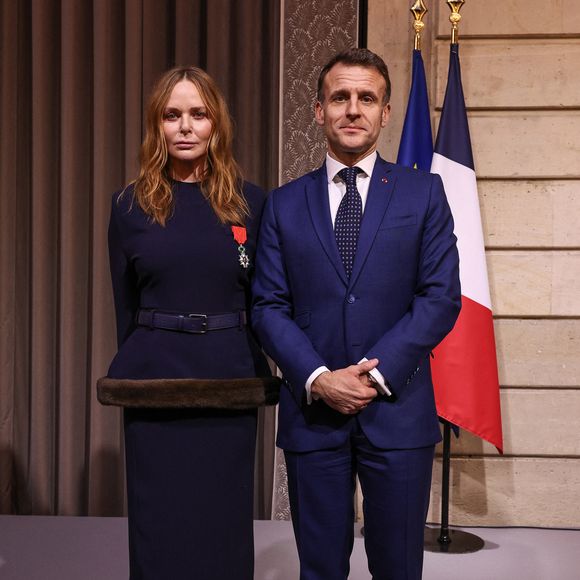 Stella McCartney, Emmanuel Macron - La créatrice S.McCartney est faite Chevalier de la Légion d'honneur par le président français E.Macron au palais de l'Elysée à Paris, le 5 mars 2026, lors de la Fashion Week à Paris. Cette distinction salue son parcours ainsi que son engagement dans l'univers de la création et de la mode.

BFA.com / Backgrid USA / Bestimage