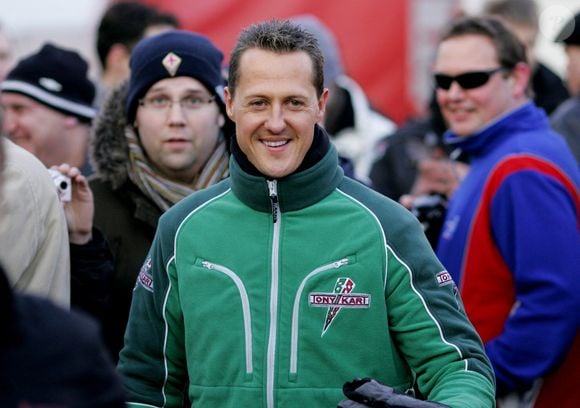 Michael Schumacher en marge de la course de voiturettes Winter Cup organisée par le Kart-Club à Kerpen, en Allemagne, le 13 décembre 2009. Le champion de Formule 1 est sur le point de revenir sur la scène de la Formule 1 en 2010 en tant que pilote de la nouvelle équipe Mercedes Benz. Plusieurs sources ont rapporté au cours du week-end que Schumacher avait conclu un accord oral concernant un contrat de pilote d'un an avec Merecedes. Après cette période, Schumacher agira en tant qu'ambassadeur de la marque Mercedes, selon les mêmes sources. Photo by Felix Heyder/DPA/Cameleon/ABACAPRESS.COM