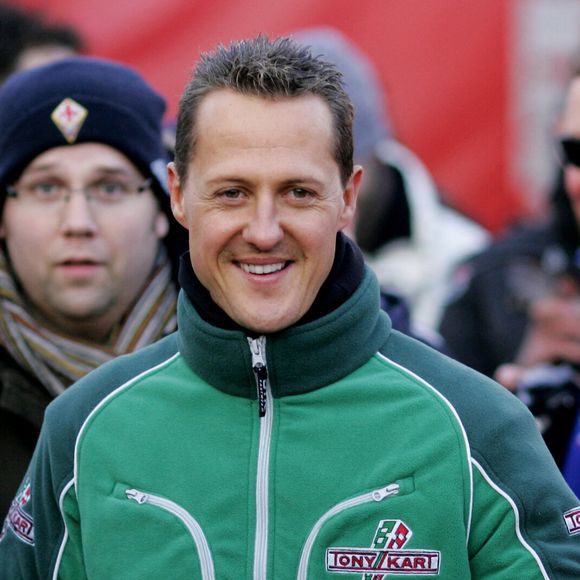 Michael Schumacher en marge de la course de voiturettes Winter Cup organisée par le Kart-Club à Kerpen, en Allemagne, le 13 décembre 2009. Le champion de Formule 1 est sur le point de revenir sur la scène de la Formule 1 en 2010 en tant que pilote de la nouvelle équipe Mercedes Benz. Plusieurs sources ont rapporté au cours du week-end que Schumacher avait conclu un accord oral concernant un contrat de pilote d'un an avec Merecedes. Après cette période, Schumacher agira en tant qu'ambassadeur de la marque Mercedes, selon les mêmes sources. Photo by Felix Heyder/DPA/Cameleon/ABACAPRESS.COM