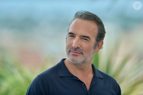 Jean Dujardin au photocall du film November (Novembre) dans le cadre du 75ème Festival de Cannes le 23 mai 2022 à Cannes, France. © Franck Castel/ABACAPRESS.COM